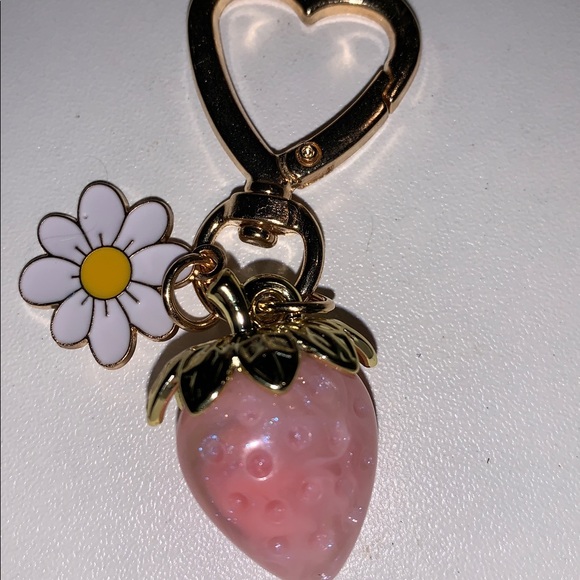 Strawberry bag/purse charm keychain with Daisy Charm nwt - Picture 1 of 5